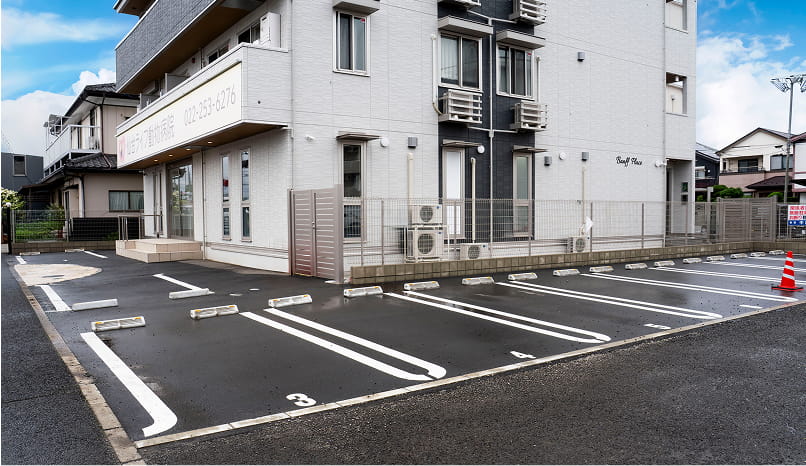 病院横の駐車スペース